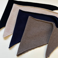 Load image into Gallery viewer, Wool triangle scaf navy blue - small