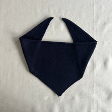 Load image into Gallery viewer, Wool triangle scaf navy blue - small