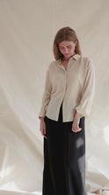 Load and play video in Gallery viewer, Signature silk shirt creme/brown/black