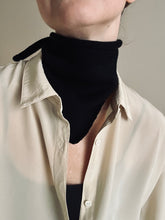 Load image into Gallery viewer, Wool triangle scarf black - small
