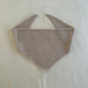 Wool triangle scarf beige - small