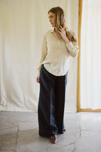 Load image into Gallery viewer, Tailored wide trousers silk/linen black
