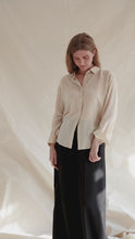 Load and play video in Gallery viewer, Signature silk shirt creme/brown/black
